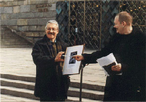 Henrik Karlsson from the Royal Musical Academy accepts year 2000's scholarship from Staffan Mossenmark in form of a diploma and 100 SEK.