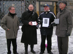 Lars Melkersson receives diploma from Staffan Mossenmark