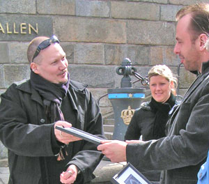Eva Glader accepts the diploma from Staffan Mossenmark