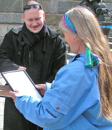 Jakob Andreasson accepts the diploma from Staffan Mossenmark